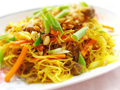Fried Beef With Yellow Noodles 