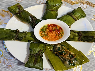 Clear dumpling wrapped in banana leaf / bánh bột lọc